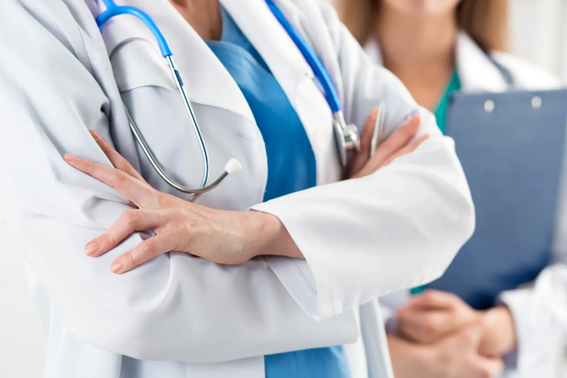 Médicos com jaleco prontos para atuar na saúde digital