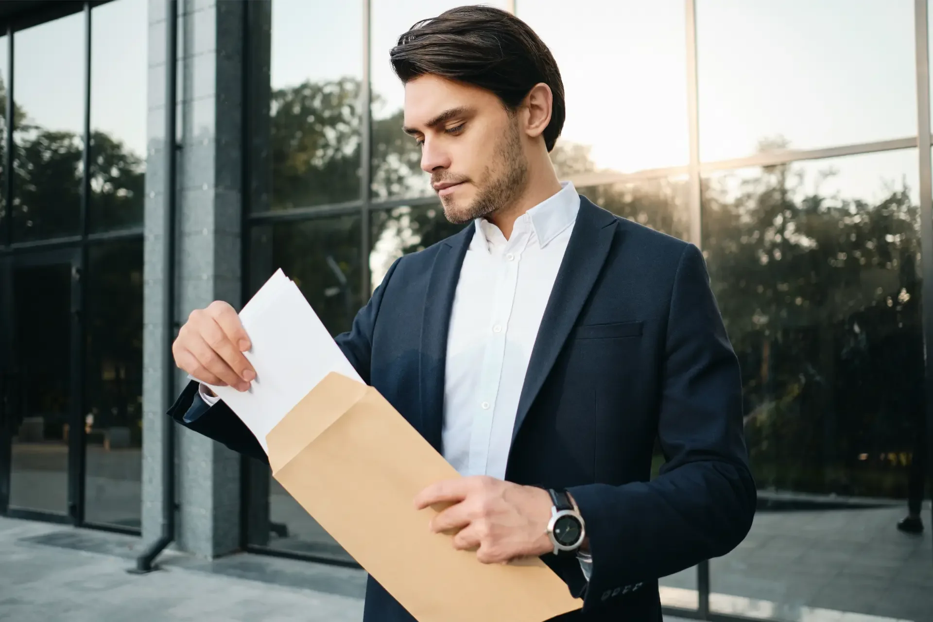Executivo de terno azul analisando documentos de certificação em ambiente corporativo moderno para decidir entre TOEFL e TOEIC
