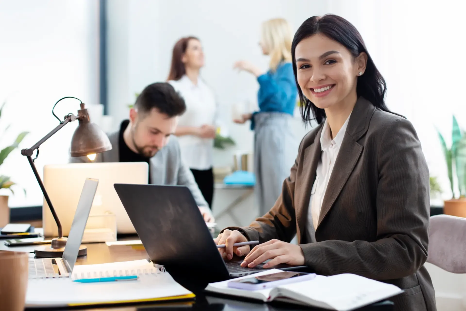 Profissional recebendo promoção, representando a relação entre fluência em inglês e crescimento de carreira.