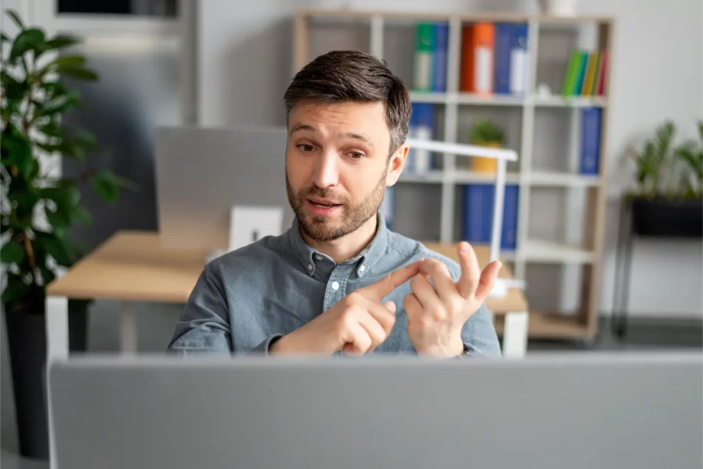 Homem em videoconferência profissional usando inglês, representando a importância do idioma para o mercado de trabalho