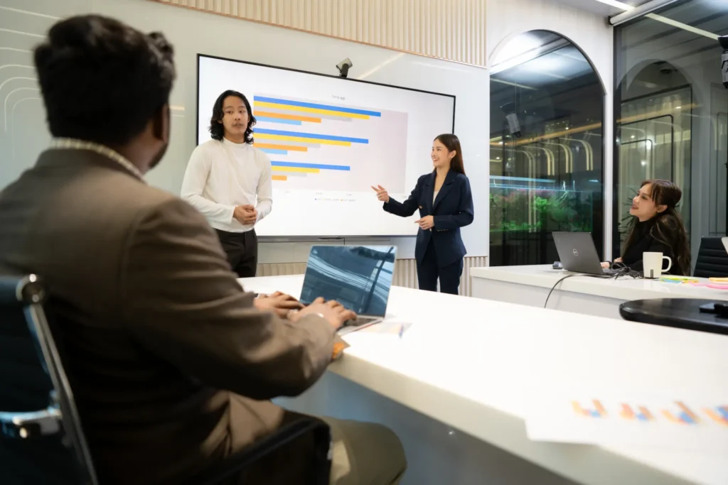 Profissionais discutindo gráfico de resultados em reunião corporativa