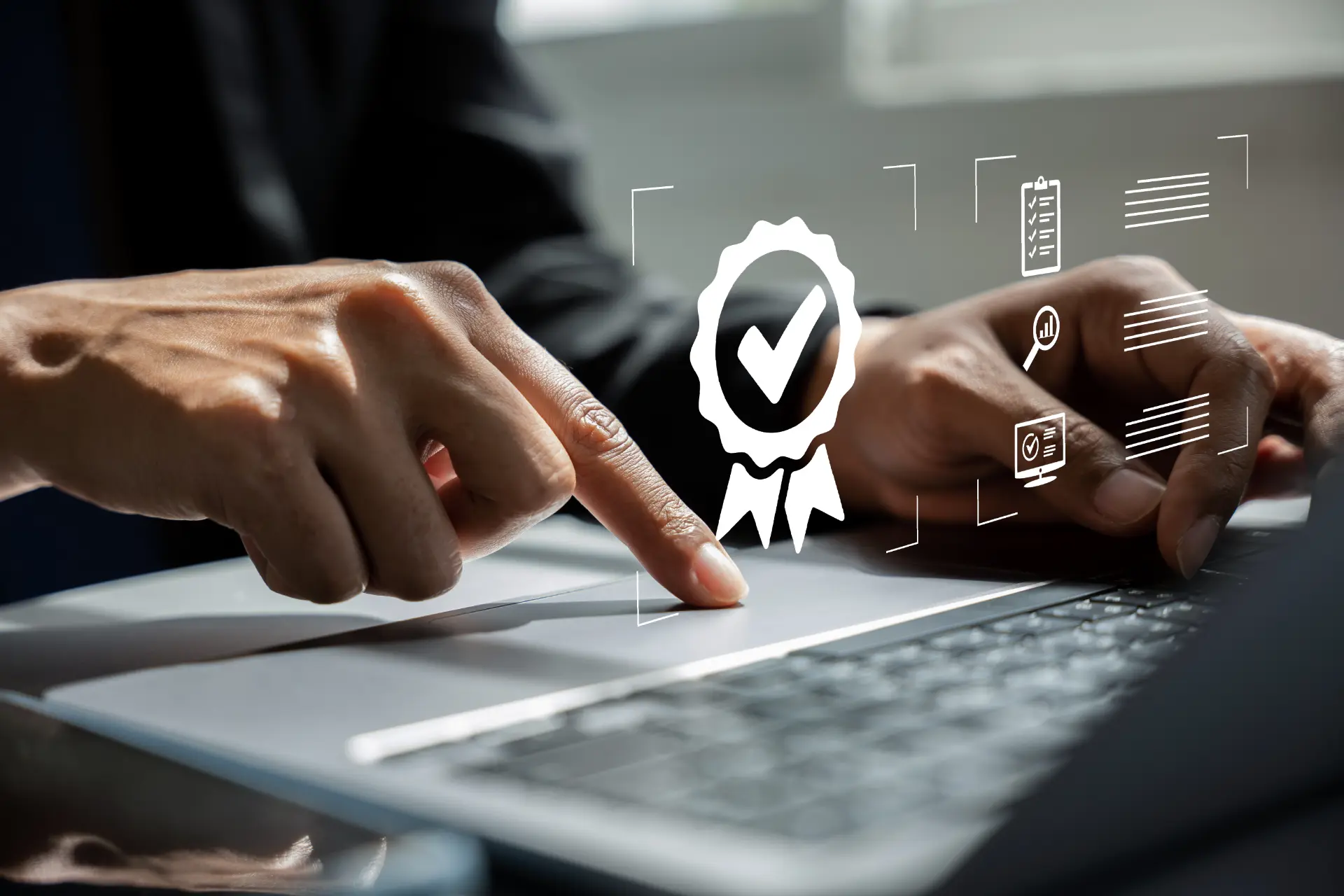 Mãos digitando em laptop com ícones de certificação digital representando validação de certificações TOEFL TOEIC