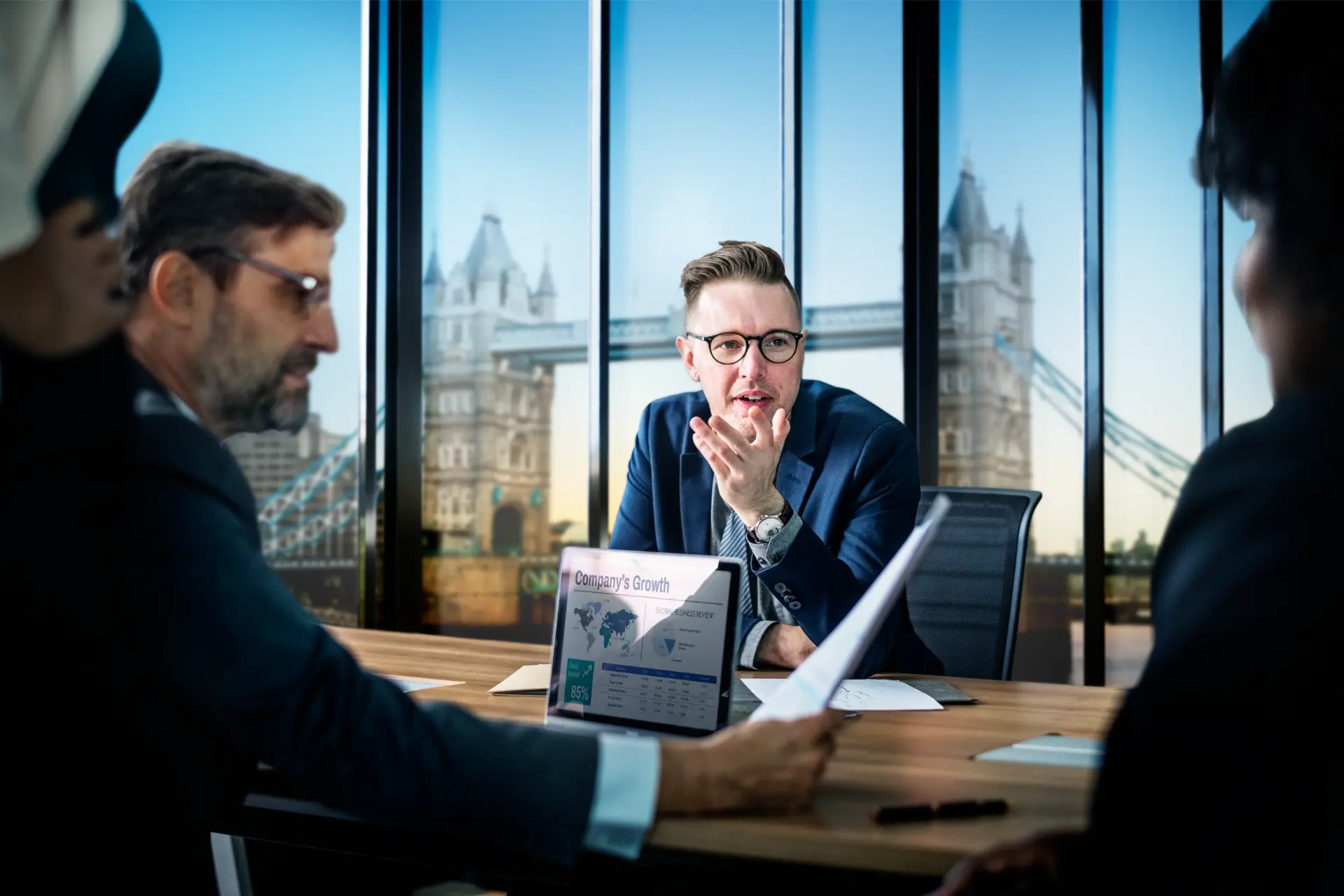Profissionais discutindo níveis de inglês e fluência durante reunião de negócios em Londres.