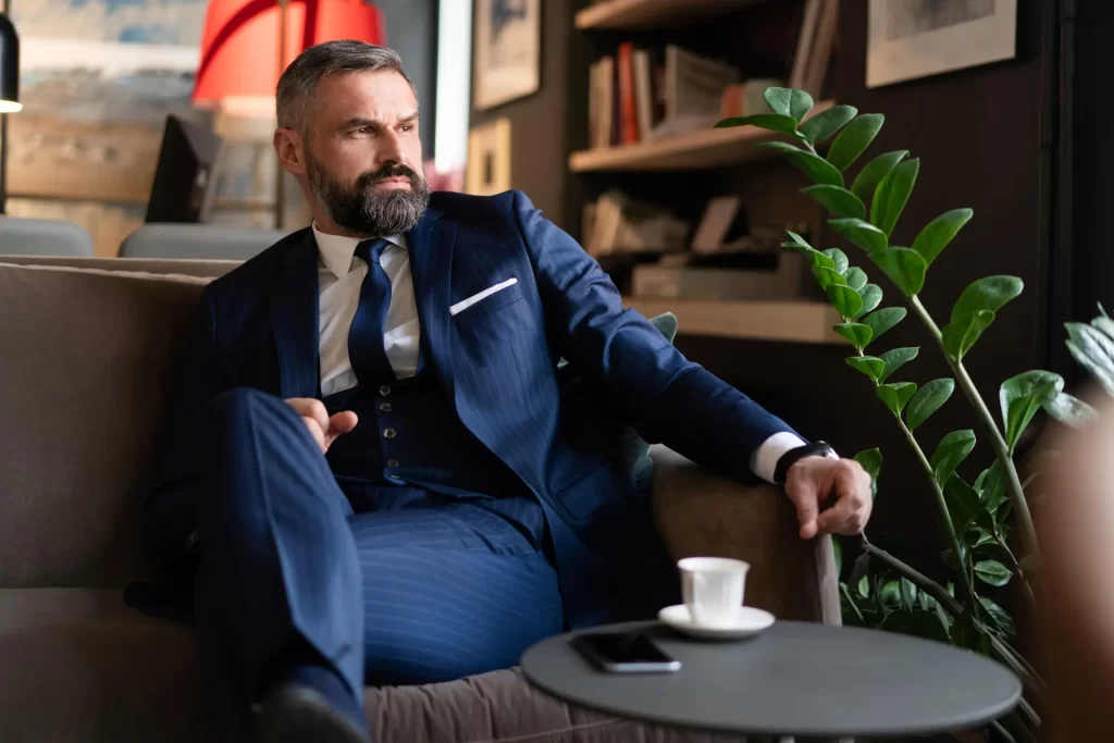 Estudante aprendendo inglês online através de método de imersão em ambiente confortável