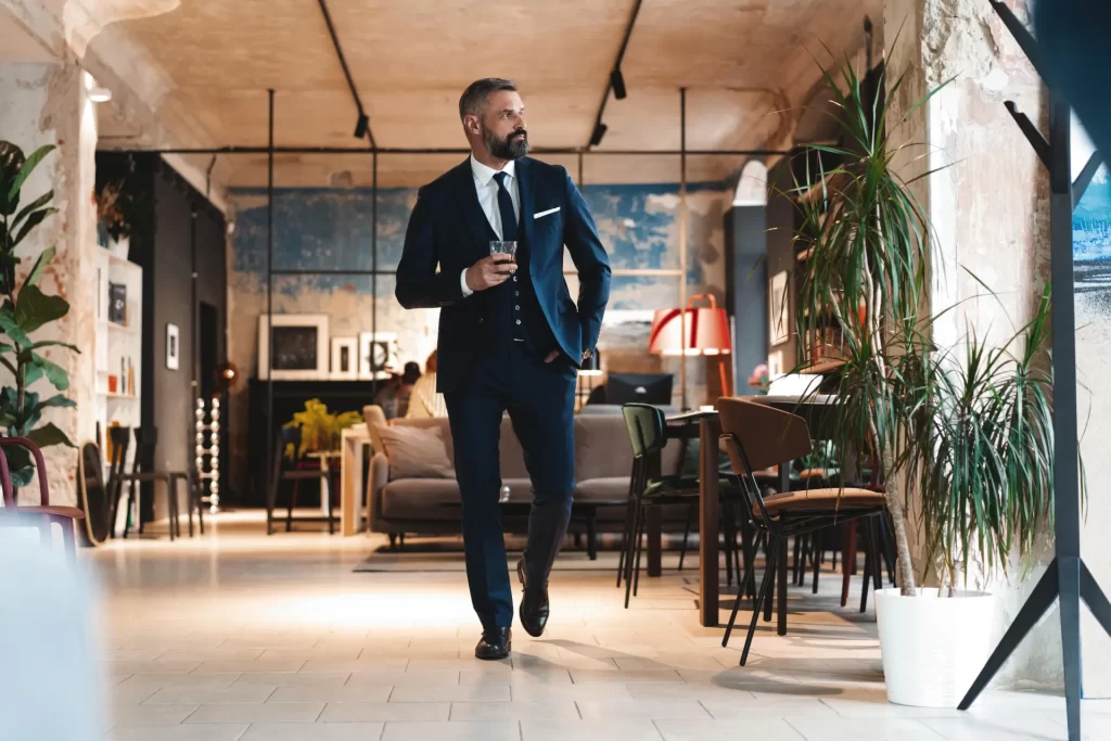 Por que aprender inglês - Profissionais fazendo networking internacional em ambiente corporativo