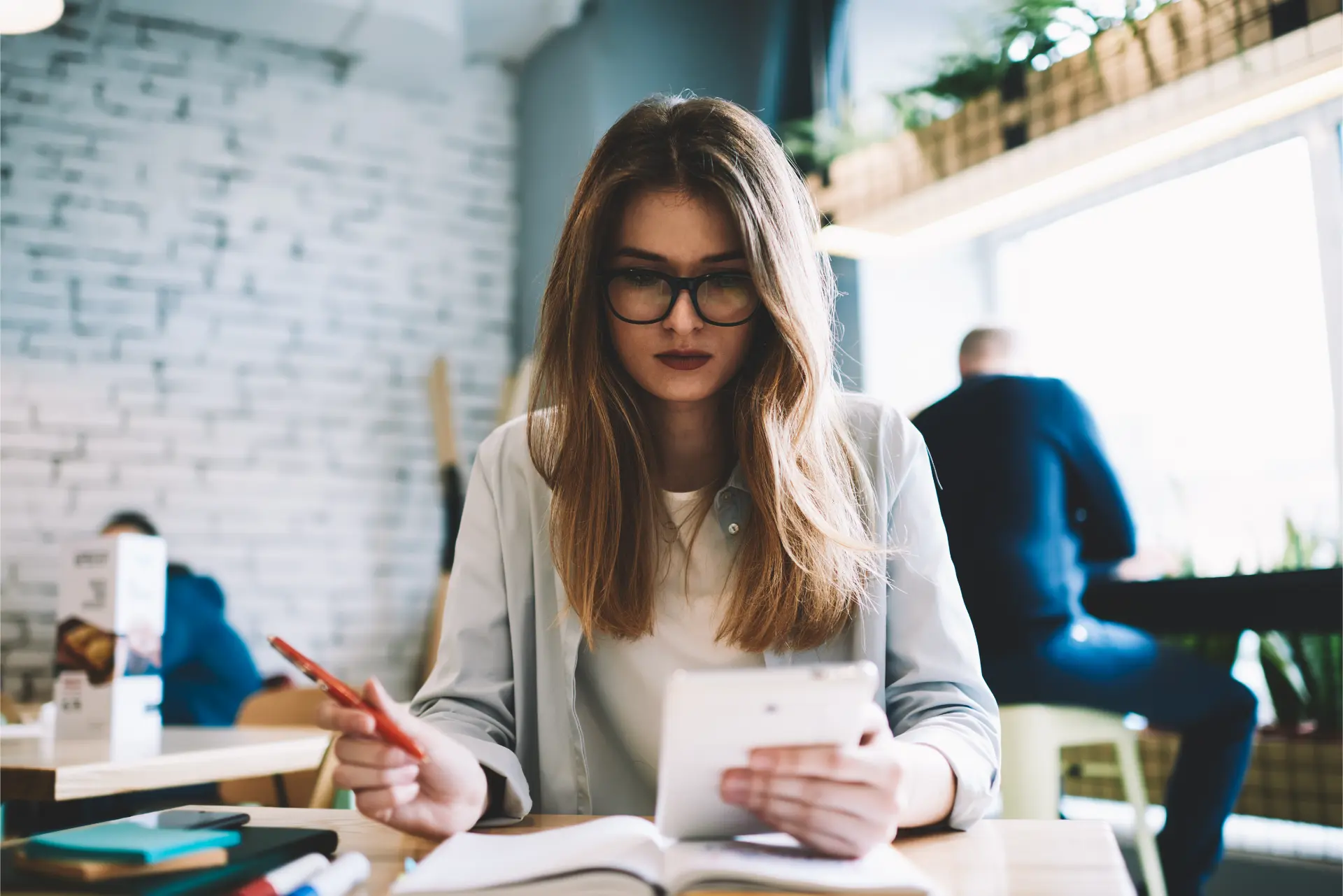 Estudante em sessão de preparação focada para o TOEFL, demonstrando como se preparar para o TOEFL em 6 meses com cronograma estruturado pela EAC Personnalité