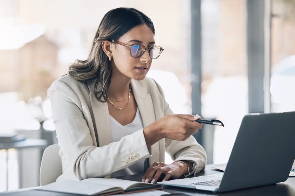Profissional analisando critérios de pontuação TOEIC para processo seletivo em multinacional