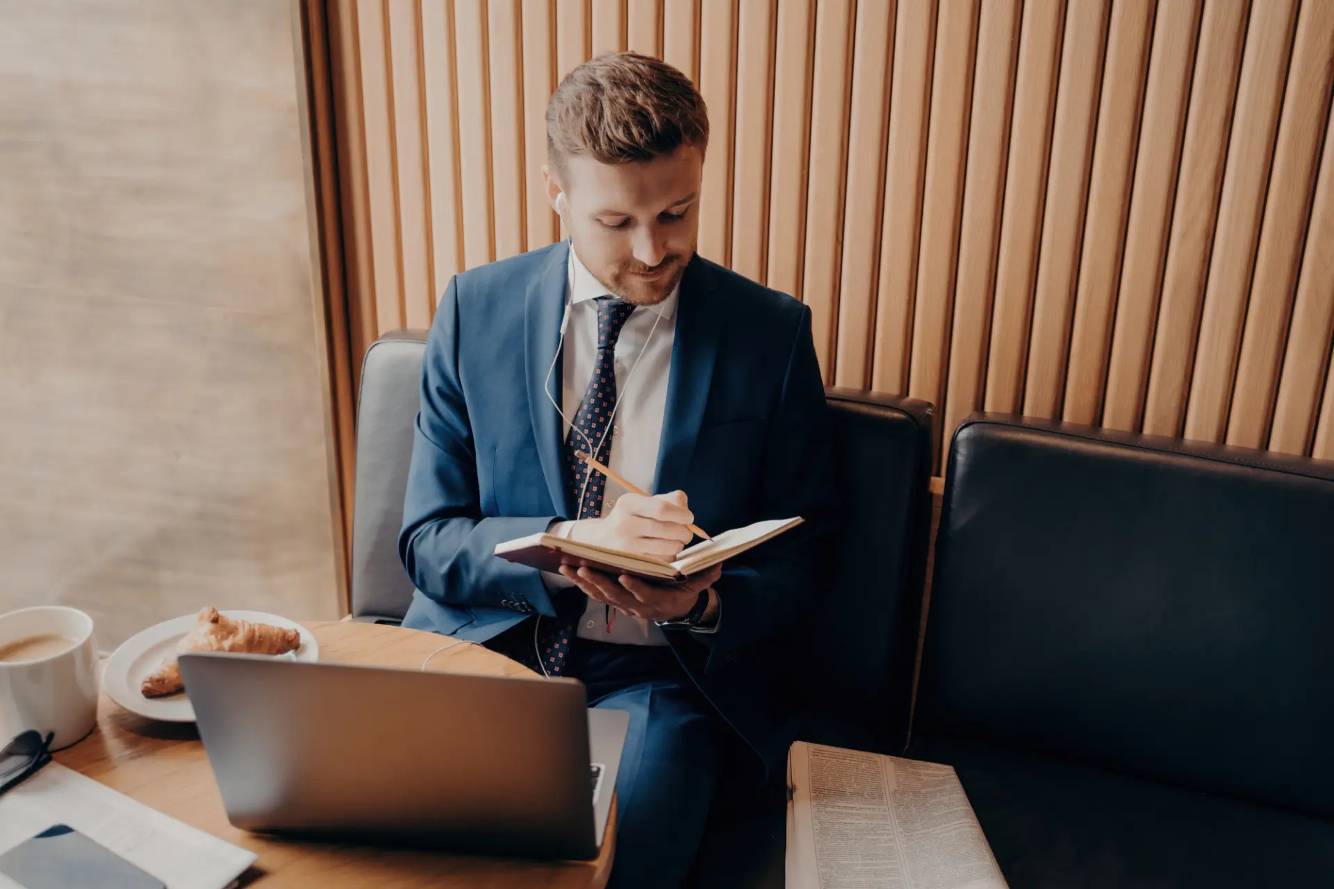 Profissional executivo preparando-se para o TOEIC para carreira em ambiente corporativo