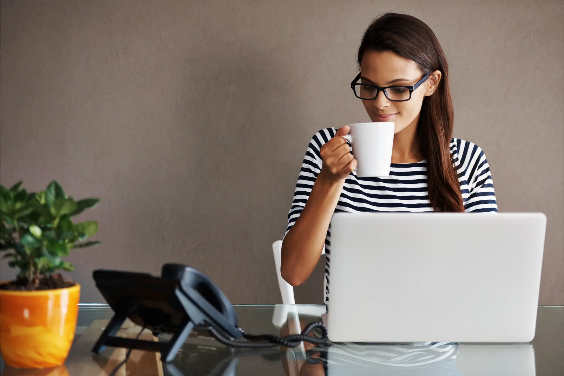 Como aprender inglês nas férias: profissional estudando com caderno e café