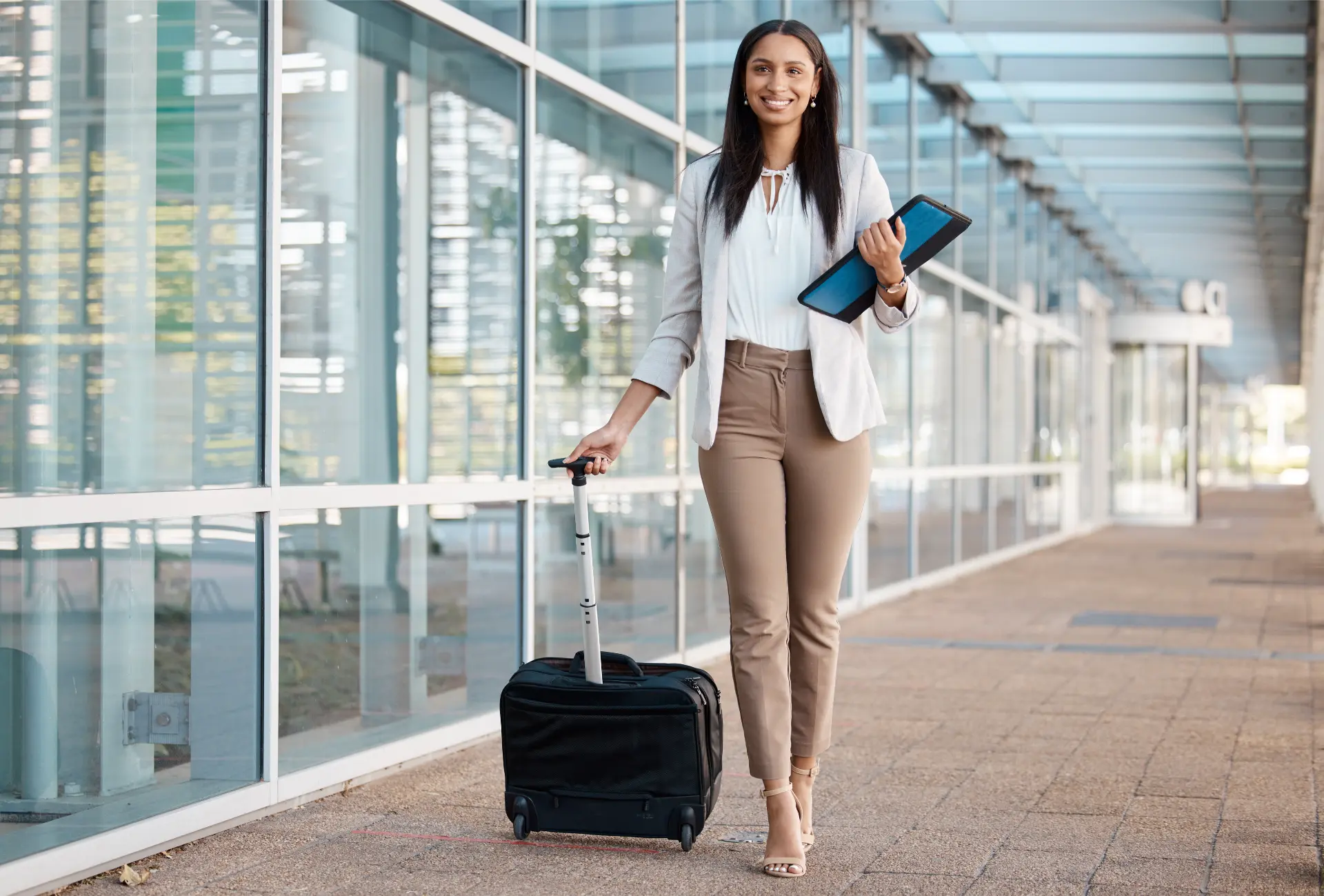 Profissional com mala no aeroporto: como se preparar para intercâmbio antes de viajar