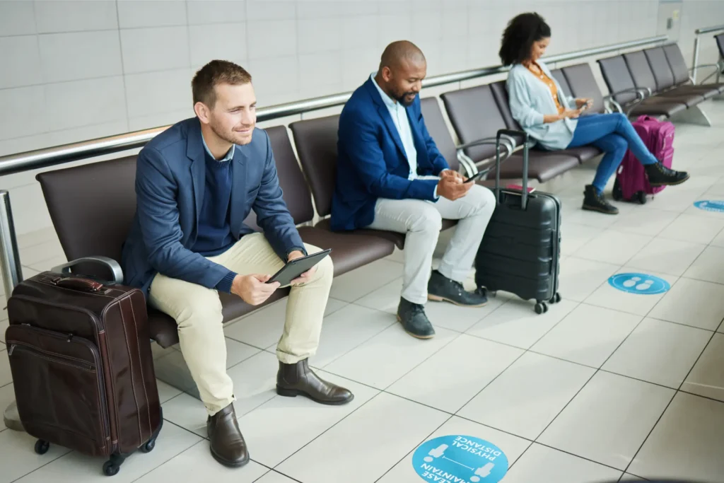Viajante com passaporte e mala no aeroporto usando inglês em situações reais