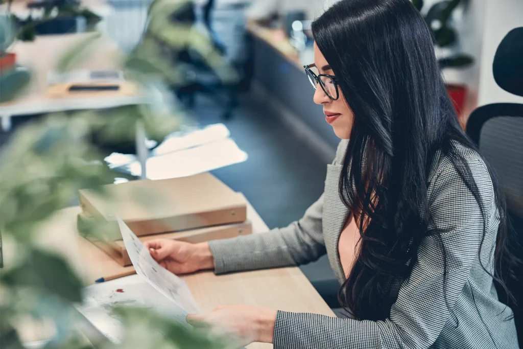 Profissional lendo um artigo científico em inglês no escritório