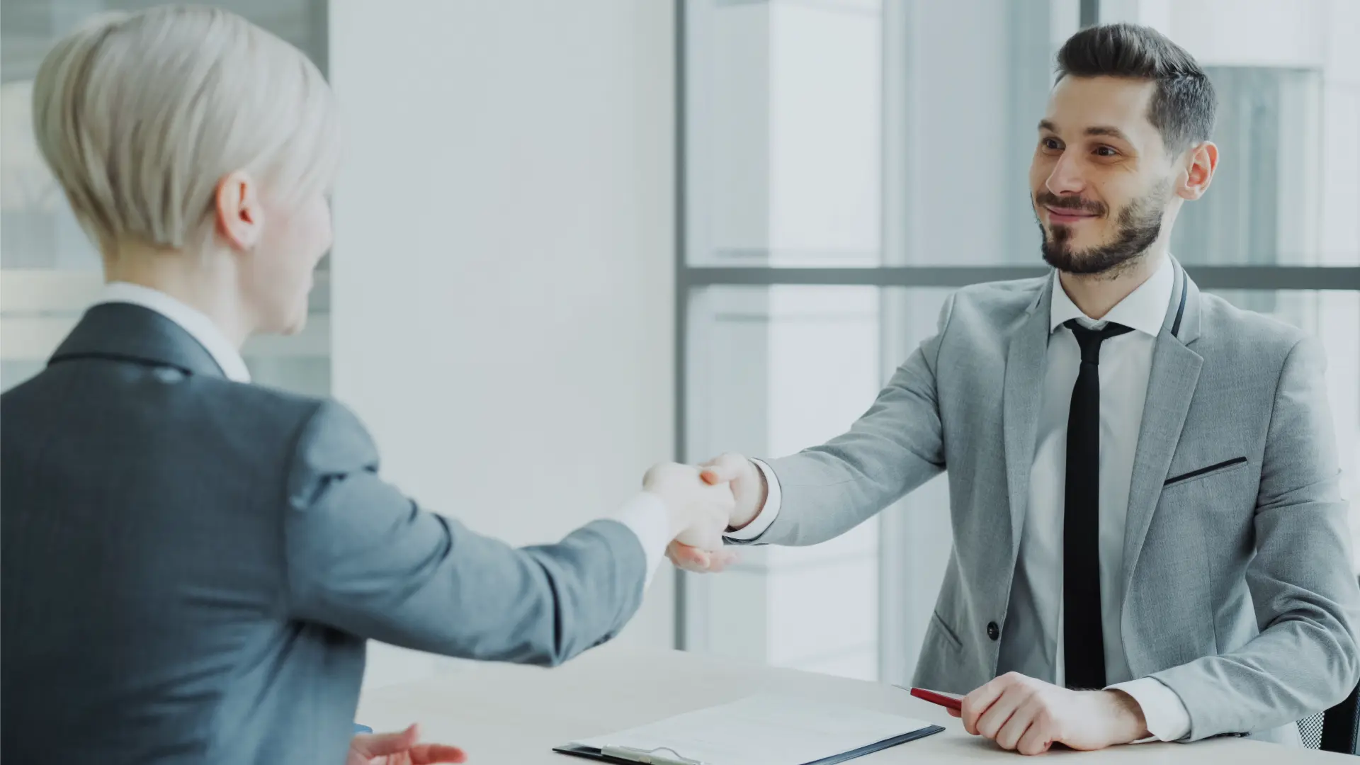 Inglês para entrevista de emprego: candidata cumprimentando o recrutador após a conversa