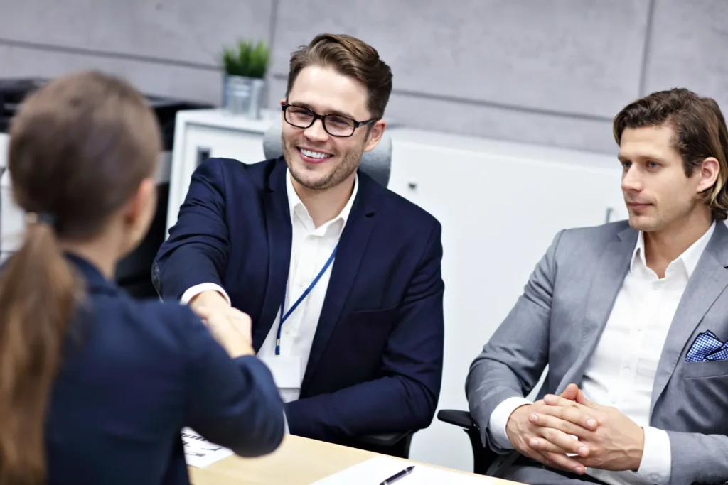 Entrevista de emprego em inglês em um escritório moderno