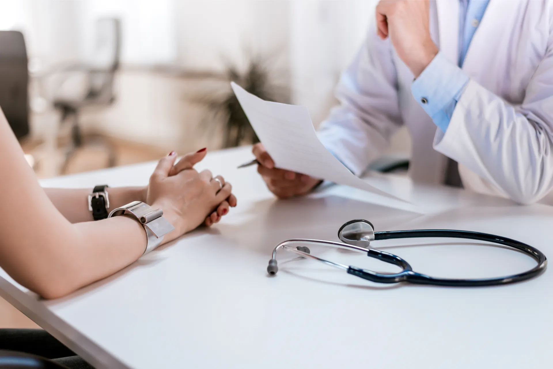 Médico conversando com paciente e analisando diagnóstico médico.