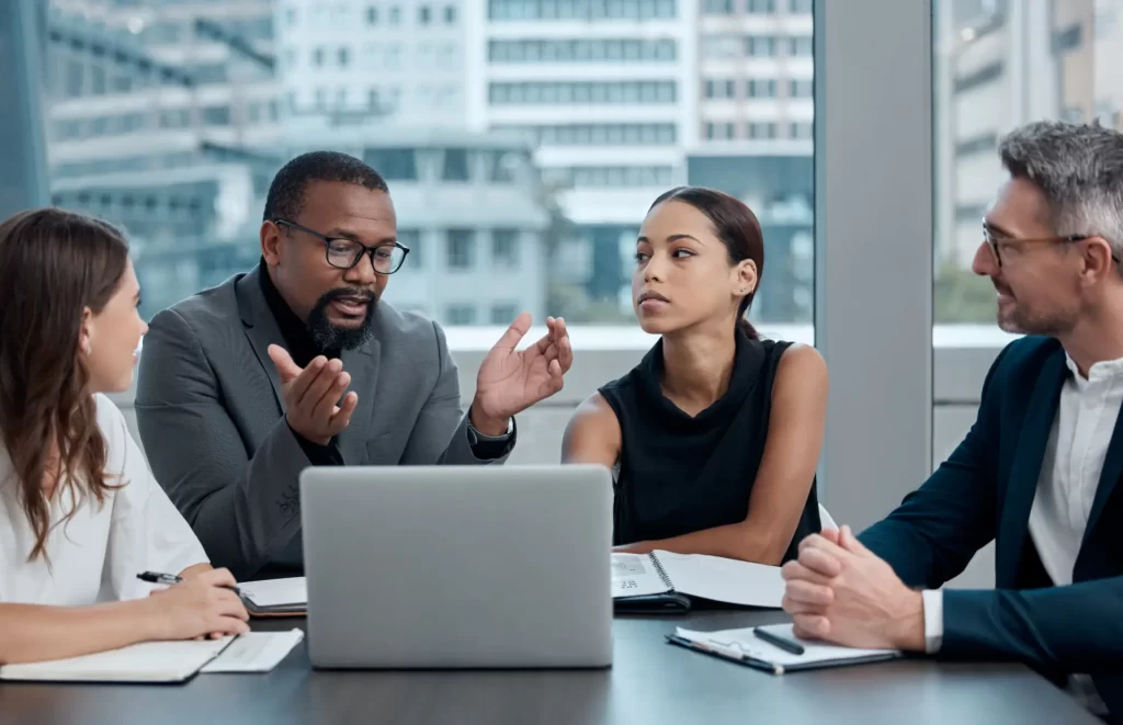 Profissionais em uma reunião discutindo ideias e estratégias de negócios.