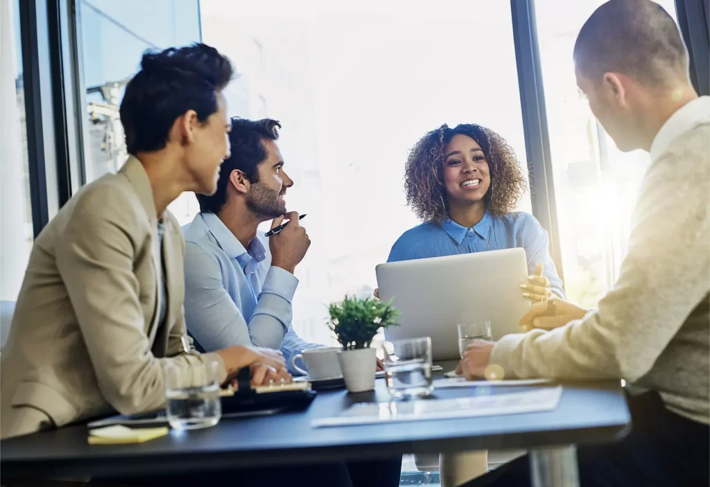 Profissionais em uma reunião discutindo ideias e estratégias de negócios.